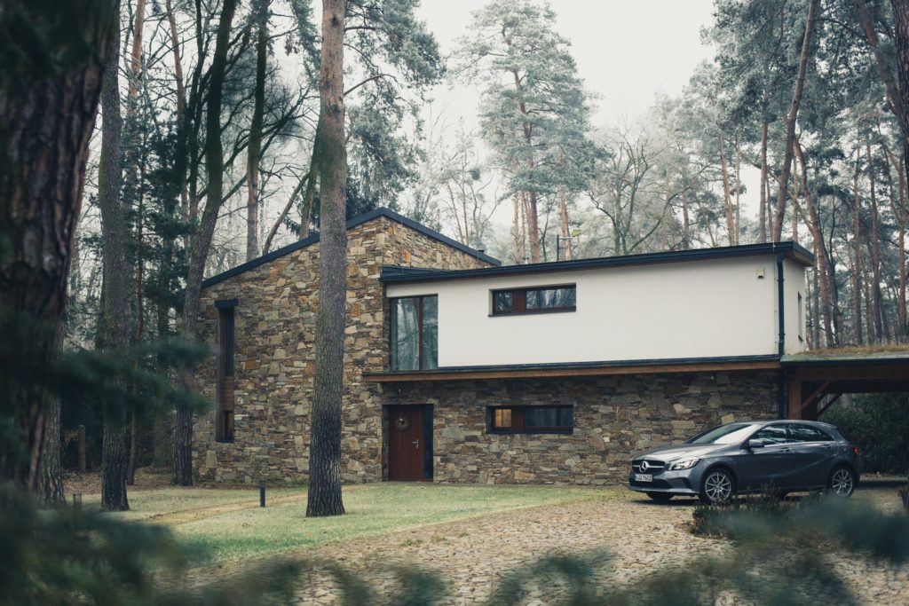 haus mit audi vor der türe